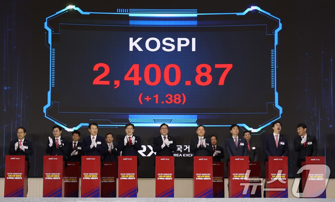 본문 이미지 - 2일 오전 서울 여의도 한국거래소(KRX) 홍보관에서 열린 2025 증권파생시장 개장식에서 내빈들이 개장신호를 누르는 퍼포먼스를 하고 있다. (공동취재) 2025.1.2/뉴스1 ⓒ News1 송원영 기자