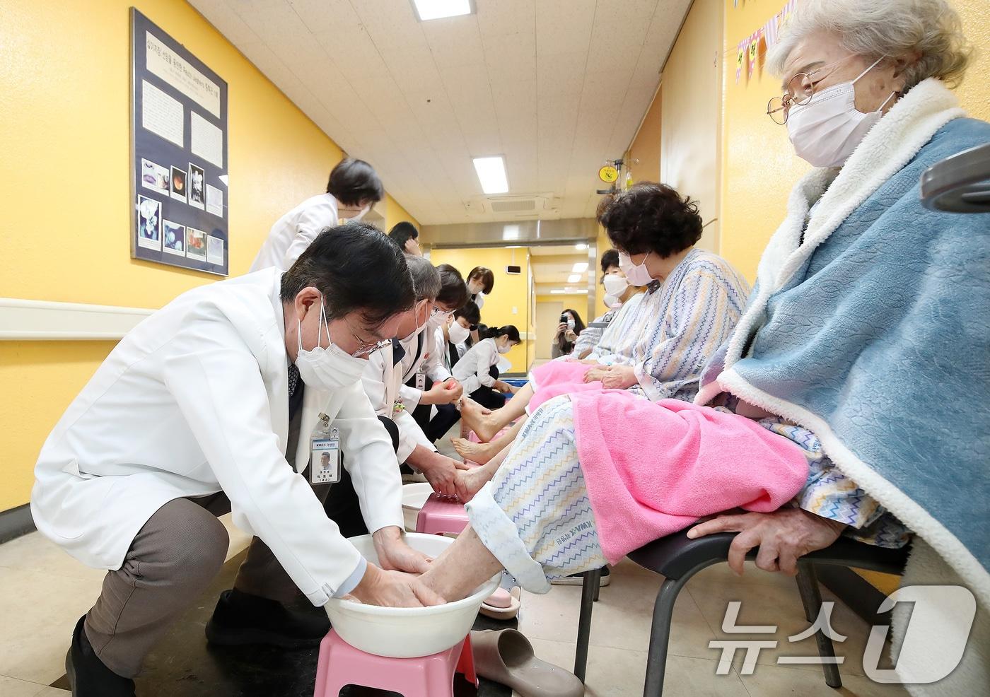 2일 오전 대구 중구 곽병원 간호간병통합병동에서 곽동협(왼쪽) 병원장을 비롯한 의료진이 2025년 새해를 맞아 입원 중인 어르신 환자의 발을 씻겨주며 환자를 위한 사랑의 마음을 지닌 의료인이 될 것을 다짐하는 '섬김의 세족식'을 하고 있다. 2025.1.2/뉴스1 ⓒ News1 공정식 기자