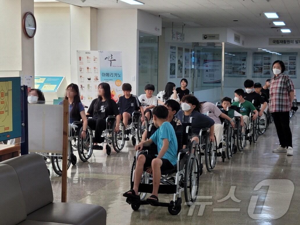 본문 이미지 -  청소년 자원봉사 활동 (강북구 제공)