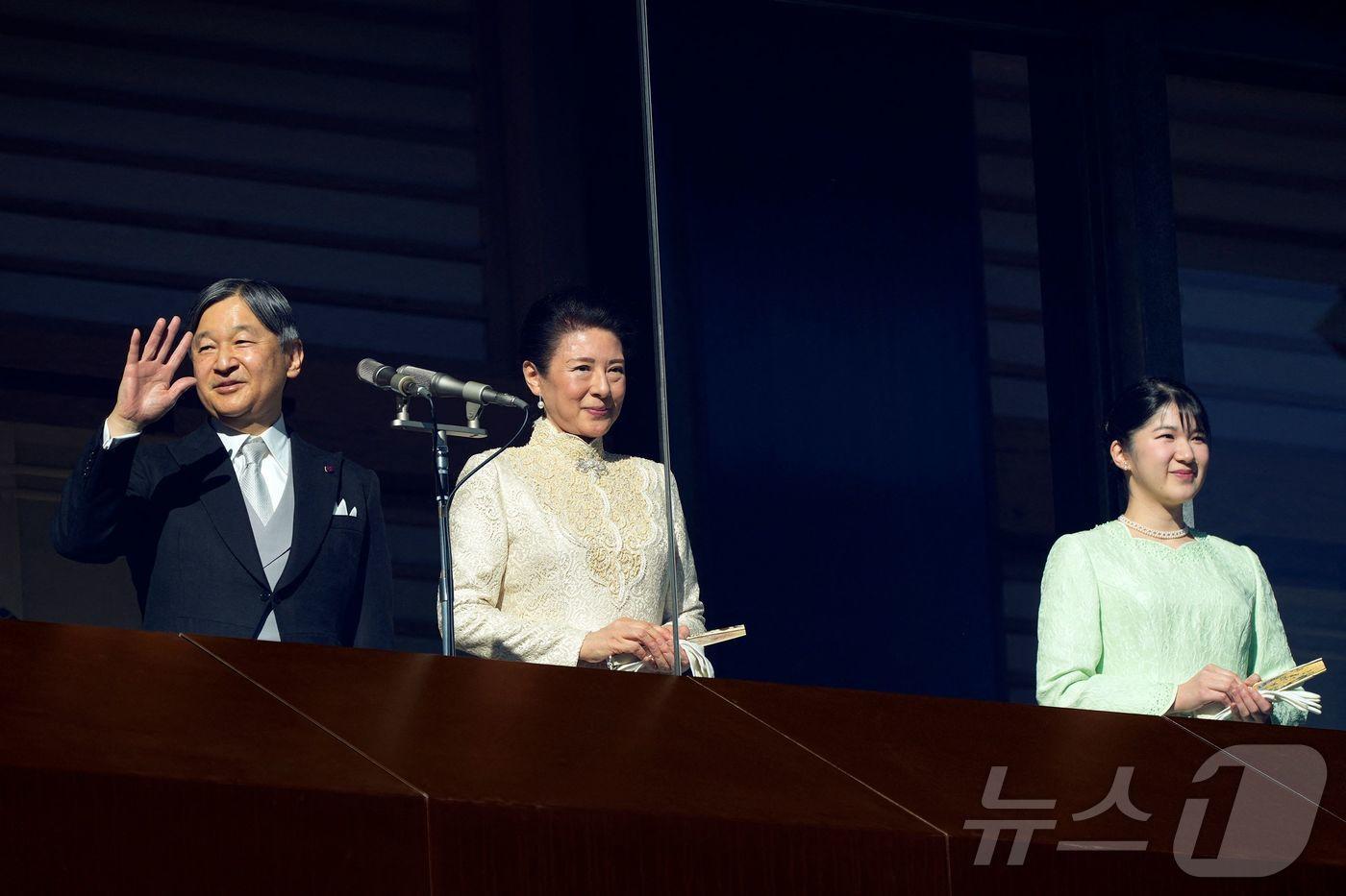 본문 이미지 - 나루히토 일왕과 마사코 왕비, 아이코 공주가 도쿄 왕궁 발코니에서 신년 축하 행사에 참석을 하고 있다. 2025.01.02 ⓒ AFP=뉴스1