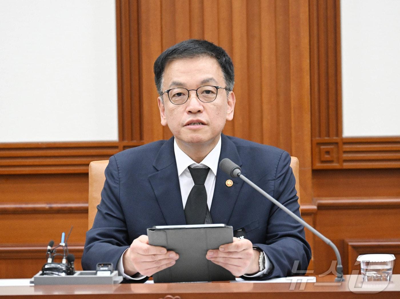 본문 이미지 - 최상목 대통령 권한대행 부총리 겸 기획재정부 장관이 2일 서울 종로구 정부서울청사에서 열린 경제관계장관회의에서 모두발언을 하고 있다. (기획재정부 제공) 2025.1.2/뉴스1