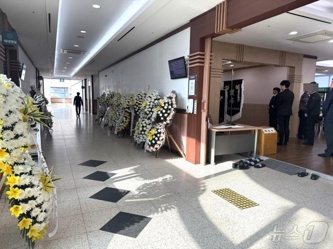 본문 이미지 - 제주항공 여객기 참사 희생자인 A 씨 부부의 빈소가 마련된 전북 .남원의료원 장례식장. 2025.1.2/뉴스1 장수인 기자