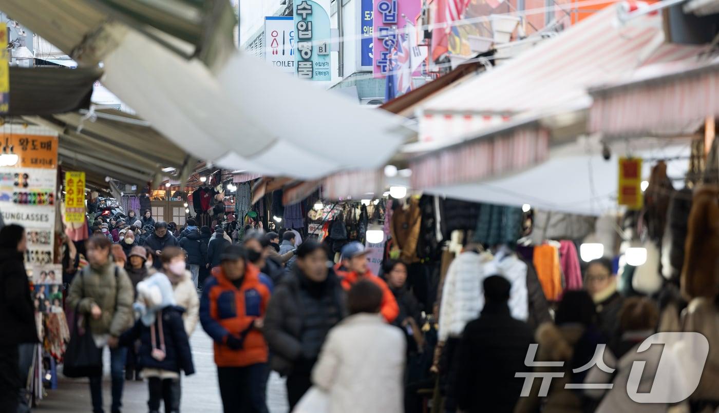 본문 이미지 - 2일 서울 중구 남대문시장을 찾은 시민들과 관광객들이 발걸음을 옮기고 있다. 2025.1.2 ⓒ 뉴스1 이승배 기자