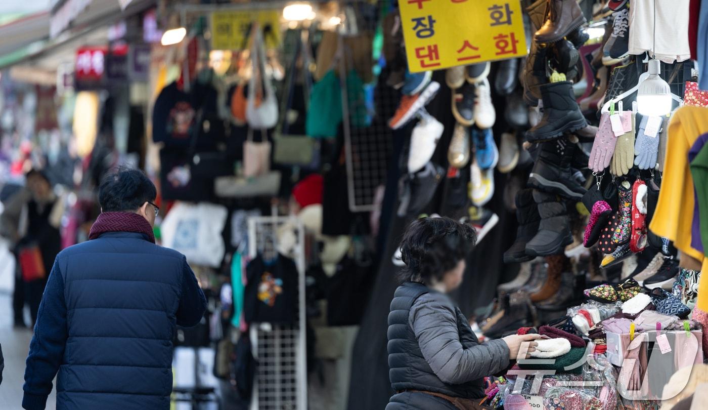 서울 중구 남대문시장에서 한 상인이 장사를 준비하는 모습. 2025.1.2/뉴스1 ⓒ News1 이승배 기자