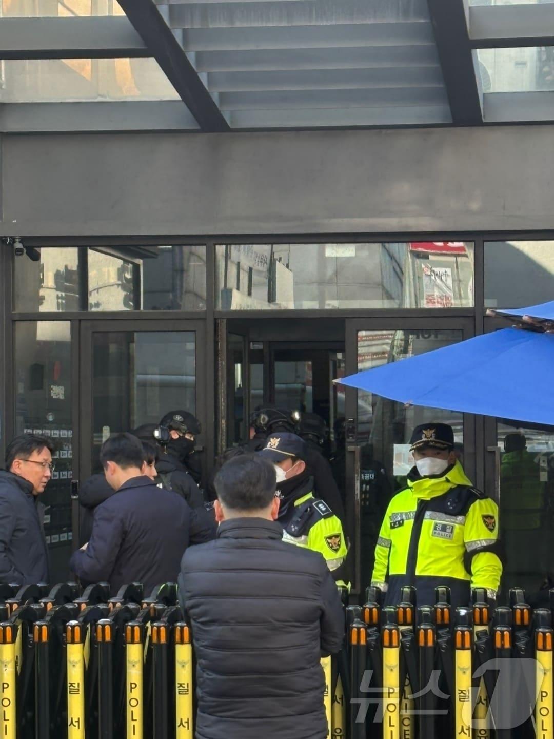 본문 이미지 - 2일 오전 서울 영등포구 국민의힘 당사에 &#34;폭발물을 설치하겠다&#34;는 내용의 팩스가 와 경찰이 당사를 수색하고 있다.&#40;독자 제공&#41;ⓒ 뉴스1