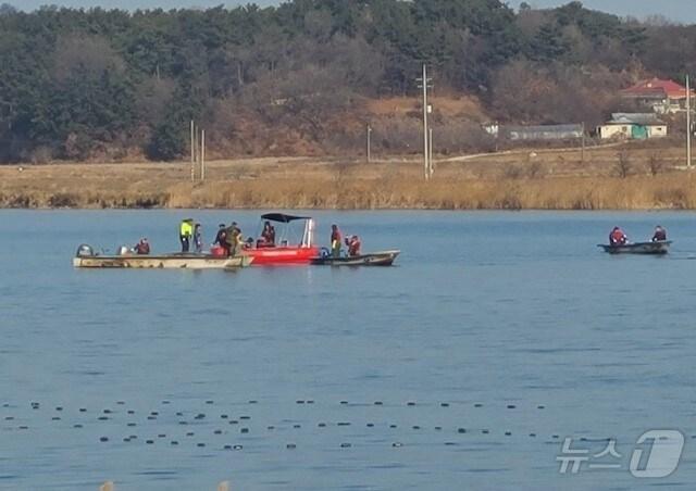 본문 이미지 - 2일 소방당국이 당진시 대호지 저수지에서 어선침몰로 실종된 것으로 추정되는 태국 국적 2명의 실종자 수색을 벌이고 있다.(당진 소방서 제공)/뉴스1