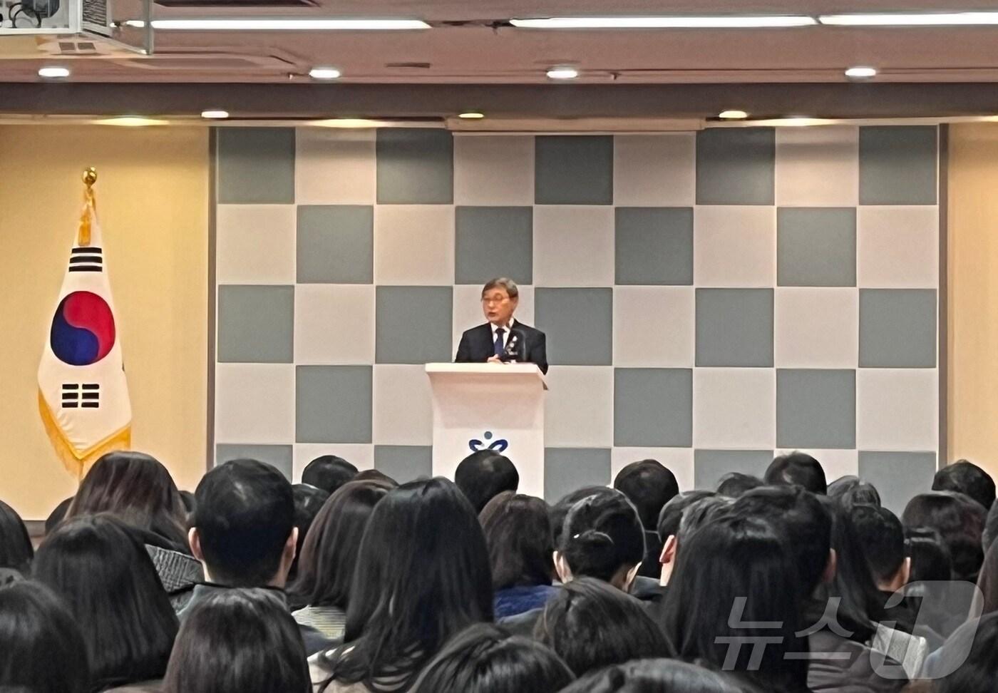 본문 이미지 - 정근식 서울시교육감이 2일 오전 11시 10분 서울시교육청 강당에서 진행된 시무식에서 신년사를 하고 있다. 2025.1.2/뉴스1 ⓒ News1 이유진 기자