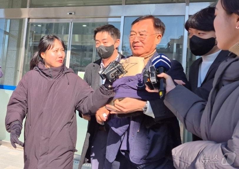 본문 이미지 - 여성민원인을 상대로 한 성비위와 금품수수 등의 의혹을 받는 김진하 양양군수가 2일 구속 전 피의자 심문&#40;영장실질심사&#41;을 마치고 춘천지법 속초지원을 나서고 있다. 2025.1.2/뉴스1 ⓒ News1 윤왕근 기자