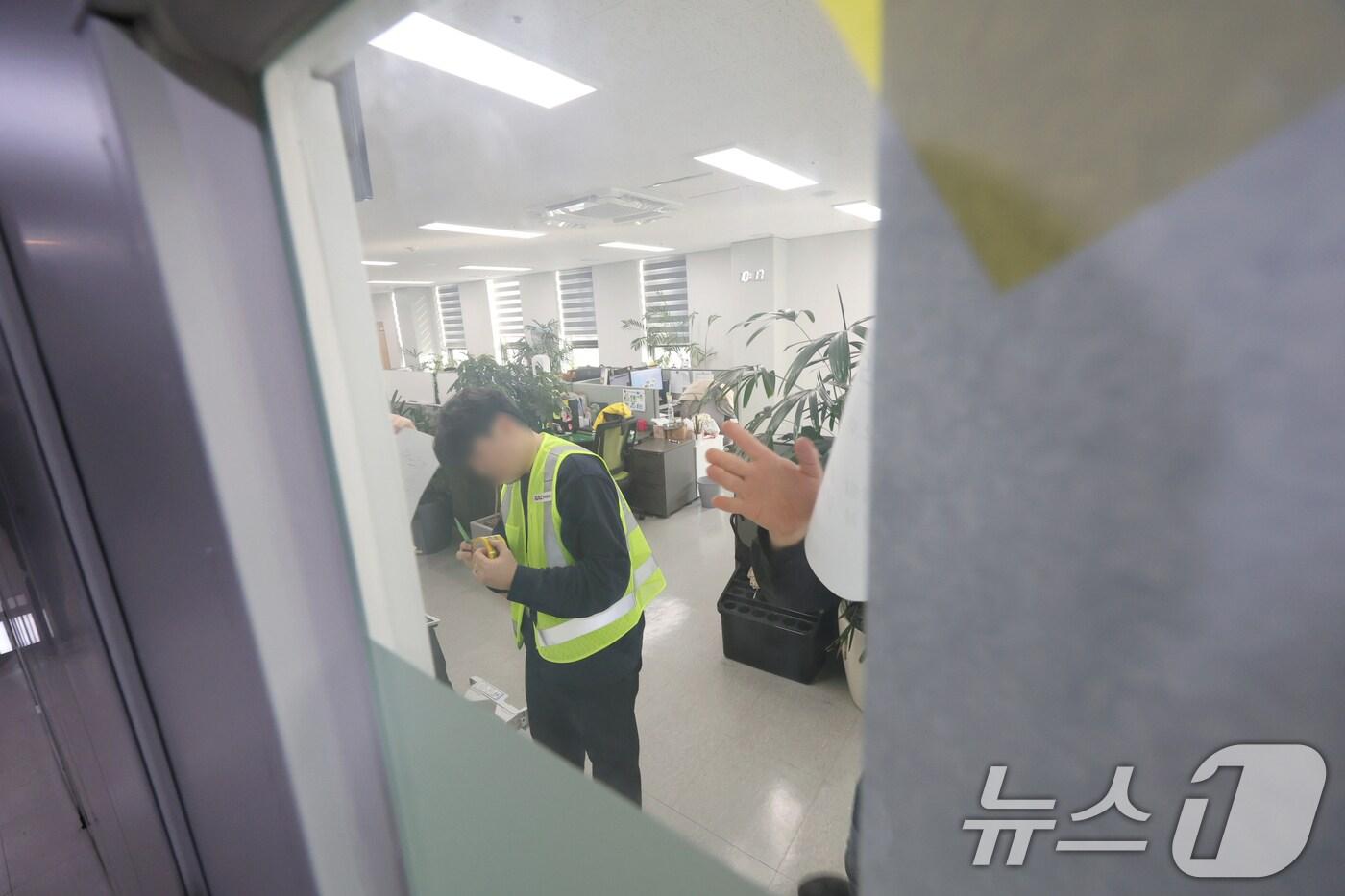 2일 오전 전남 무안국제공항 관리동에 압수수색을 진행하자 공항 관계자들이 운영부 문을 가리고 있다. (공동취재) 2025.1.2/뉴스1 ⓒ News1 오대일 기자