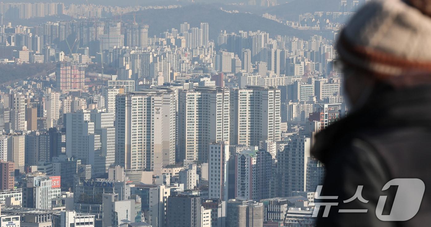 본문 이미지 - 서울 남산에서 바라본 아파트 단지 모습. 2025.1.2/뉴스1 ⓒ News1 임세영 기자