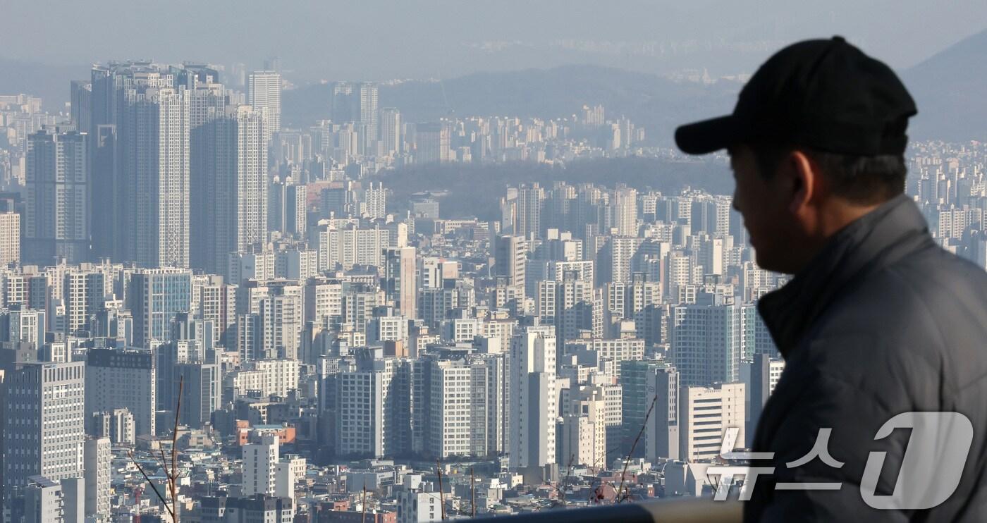 본문 이미지 - 서울 남산에서 바라본 아파트 단지들. 2025.1.2/뉴스1 ⓒ News1 임세영 기자