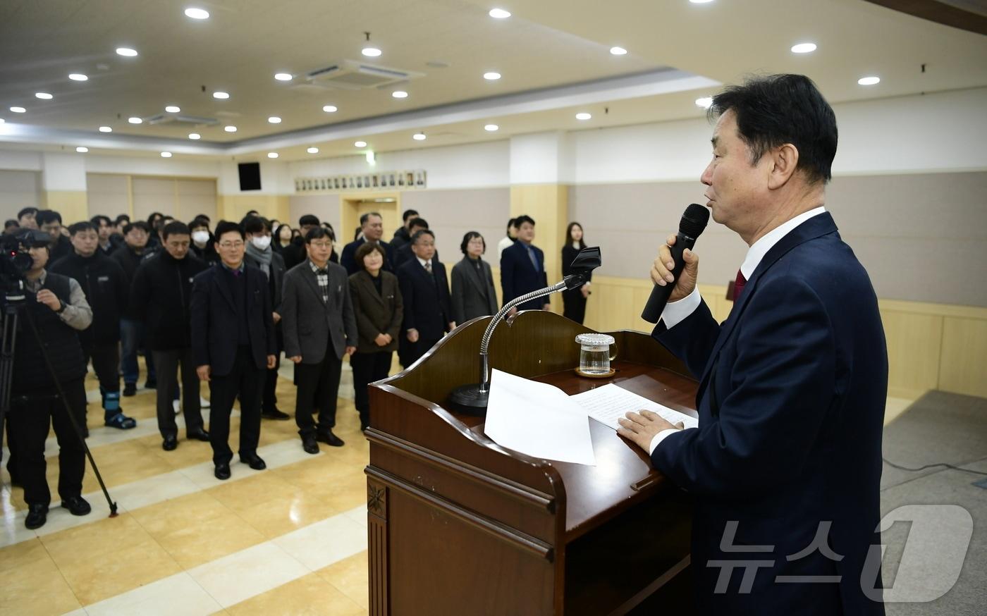 본문 이미지 - 최문순 화천군수가 2일 군청에 2025년 시무식을 열고 신년사를 발표하고 있다.(화천군 제공)