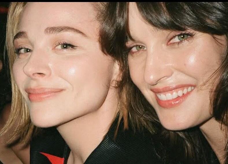 본문 이미지 - 클로이 모레츠(왼쪽)와 케이트 해리슨 / 인스타그램 캡처