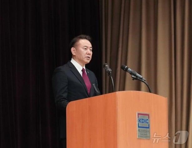 본문 이미지 - 2일 유재훈 예금보험공사 사장이 서울 중구 예금보험공사 본사에서 열린 시무식에서 신년사를 전하고 있다.(예금보험공사 제공) ⓒ News1 박동해 기자