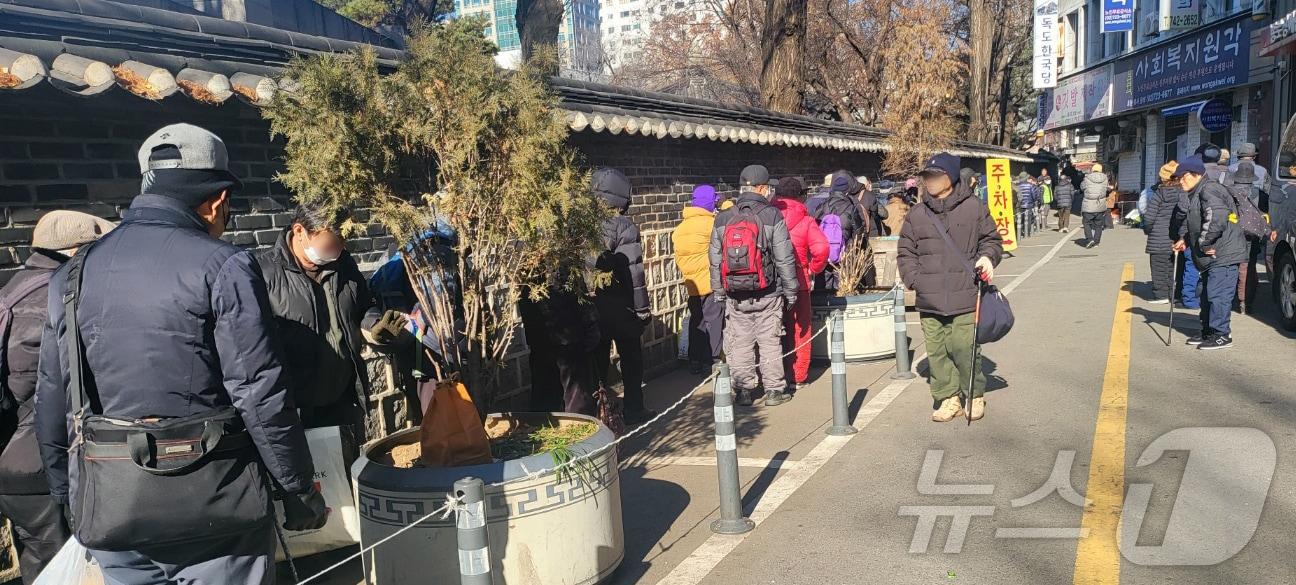 본문 이미지 - 서울 종로구 탑골공원 원각사 노인 무료급식소에 노인들이 점심식사를 하기 위해 길게 줄을 서 있다. (자료사진)2024.1.2/뉴스1