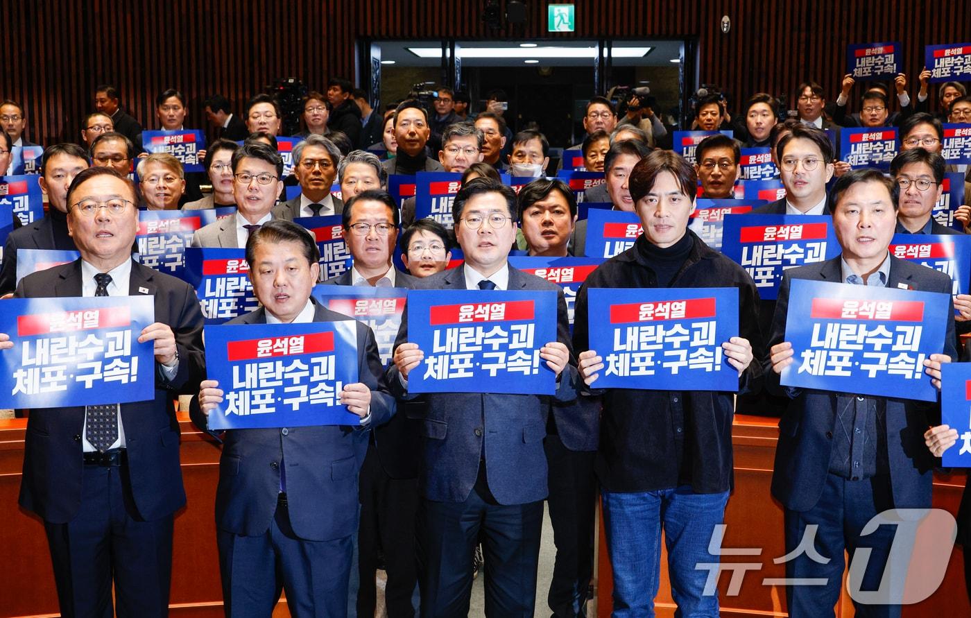 본문 이미지 - 박찬대 더불어민주당 원내대표를 비롯한 의원들이 2일 서울 여의도 국회에서 열린 비상의원총회에서 '윤석열 내란수괴 체포·구속'이라고 적힌 피켓을 든채 구호를 외치고 있다. 2025.1.2/뉴스1 ⓒ News1 안은나 기자