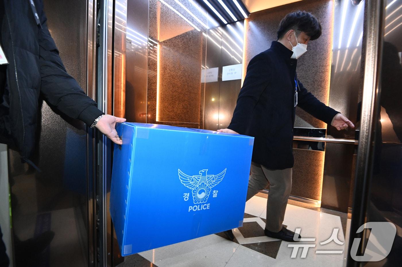 2일 전남 무안국제공항 관리동 부산지방항공청 사무실에서 압수수색을 마친 경찰 관계자가 박스를 들고 엘리베이터에 타고 있다. (공동취재) 2025.1.2/뉴스1 ⓒ News1 오대일 기자