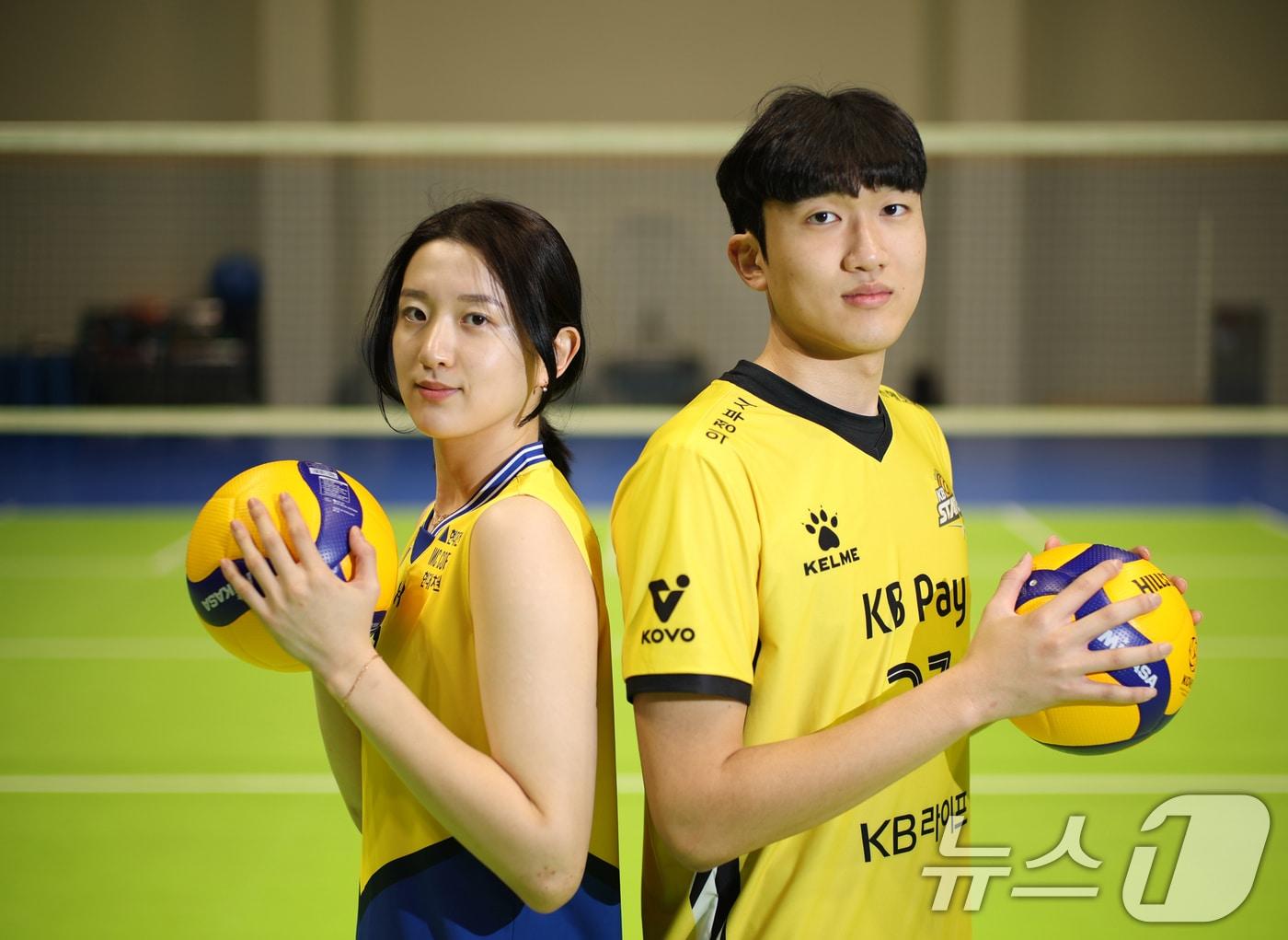 본문 이미지 - 현대건설 이다현&#40;왼쪽부터&#41;과 KB 손해보험 이준영이 2일 오후 경기 용인시 기흥구 현대건설배구단 체육관에서 열린 뉴스1과의 인터뷰에 앞서 포즈를 취하고 있다. 2025.1.2/뉴스1 ⓒ News1 김영운 기자