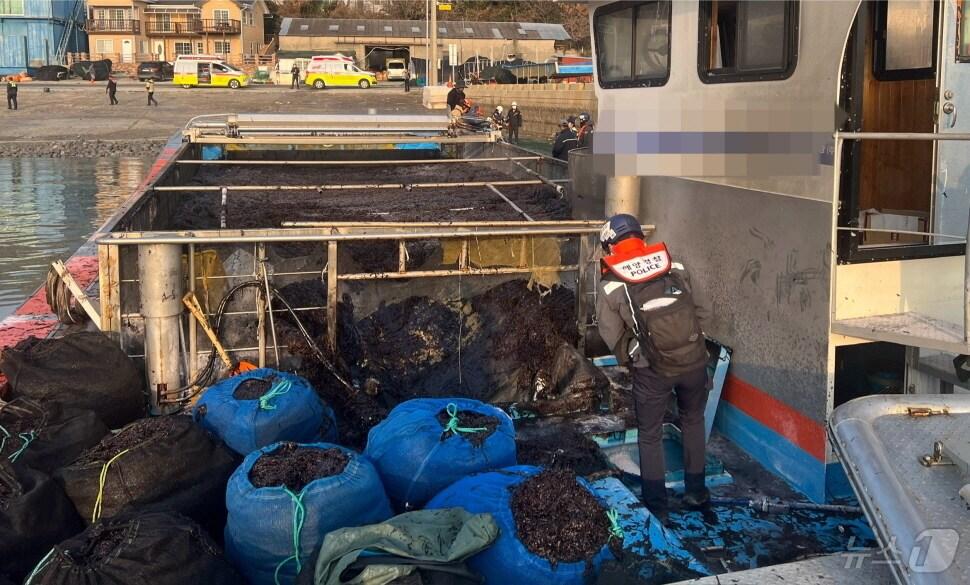 본문 이미지 - 2일 오전 7시 56분쯤 전남 진도군 해상에서 16톤 어선에 불이 나 해경이 구조 작업을 하고 있다.(완도해경 제공)2025.1.2/뉴스1