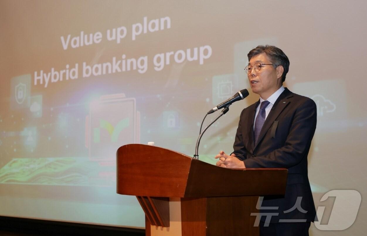 본문 이미지 - 황병우 DGB금융그룹 회장이 2일 열린 시무식에서 하이브리드 금융그룹 변신 등 올해의 경영전략을 발표하고 있다.(iM뱅크 제공)