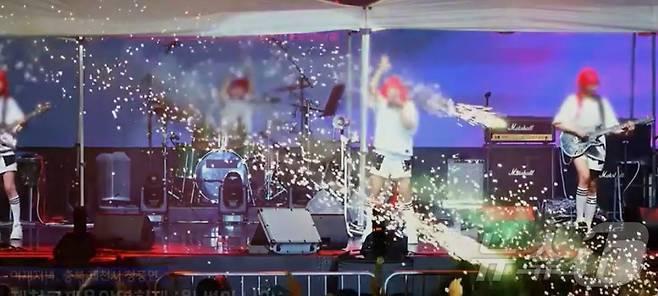 본문 이미지 - 20회 제천영화제 폭죽 사고 모습.(독자제공)/뉴스1 