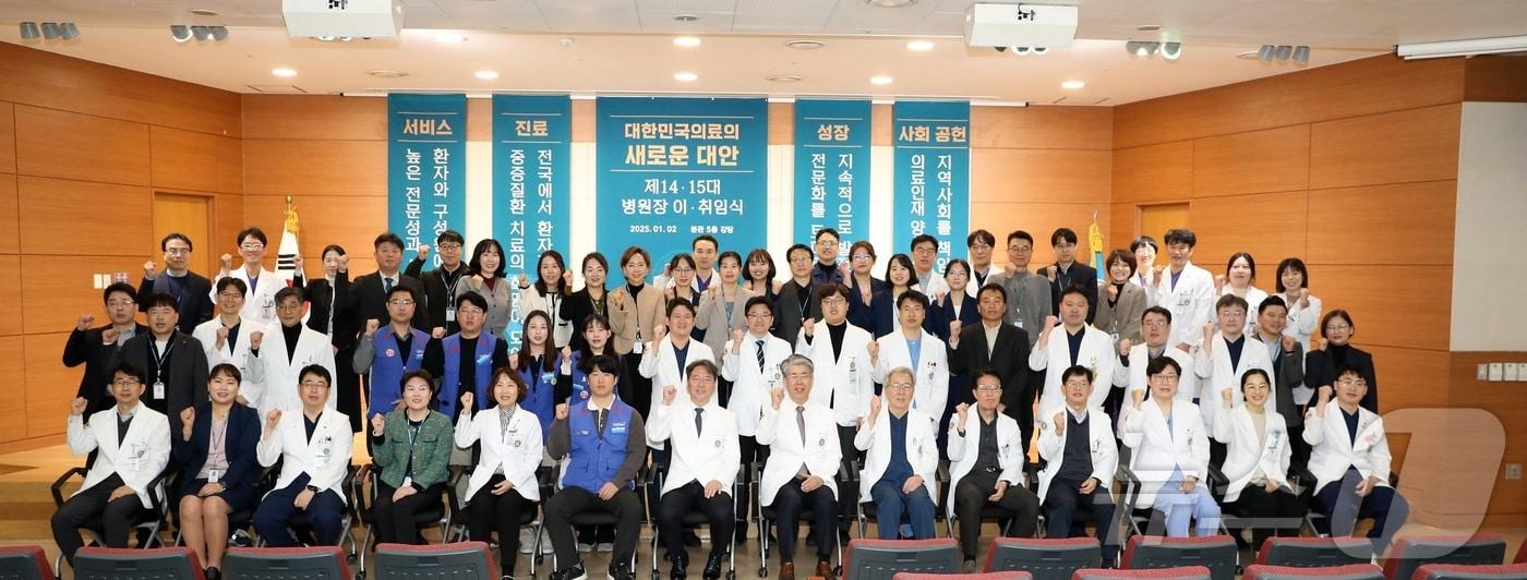 본문 이미지 - 울산대학교병원은 2일 오전, 본관 강당에서 제15대 박종하 병원장 취임식과 전임 정융기 병원장의 이임식을 개최했다.(울산대학교병원제공)