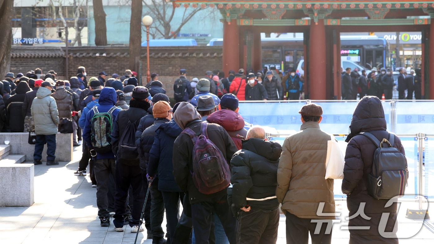 본문 이미지 - 2일 서울 종로구 탑골공원에서 노인들이 한 단체가 운영하는 무료 도시락을 받기위해 줄서 있다.  2025.1.2 ⓒ 뉴스1 김명섭 기자