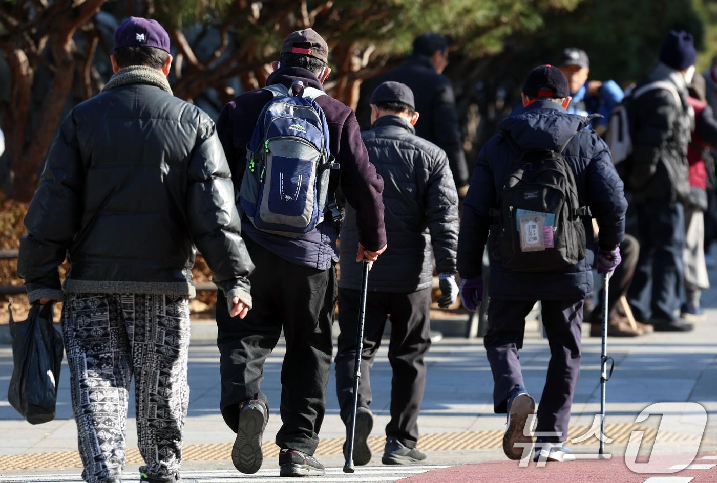 서울 종로구에서 노인들이 이동하고 있다. 2025.1.2/뉴스1 ⓒ News1 김명섭 기자