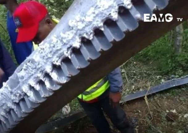 본문 이미지 - 지난달 30일(현지시간) 케냐에 떨어진 우주 쓰레기로 추정되는 물체. (사진은 East Africa Media Group X(옛 트위터) 게시물 갈무리)