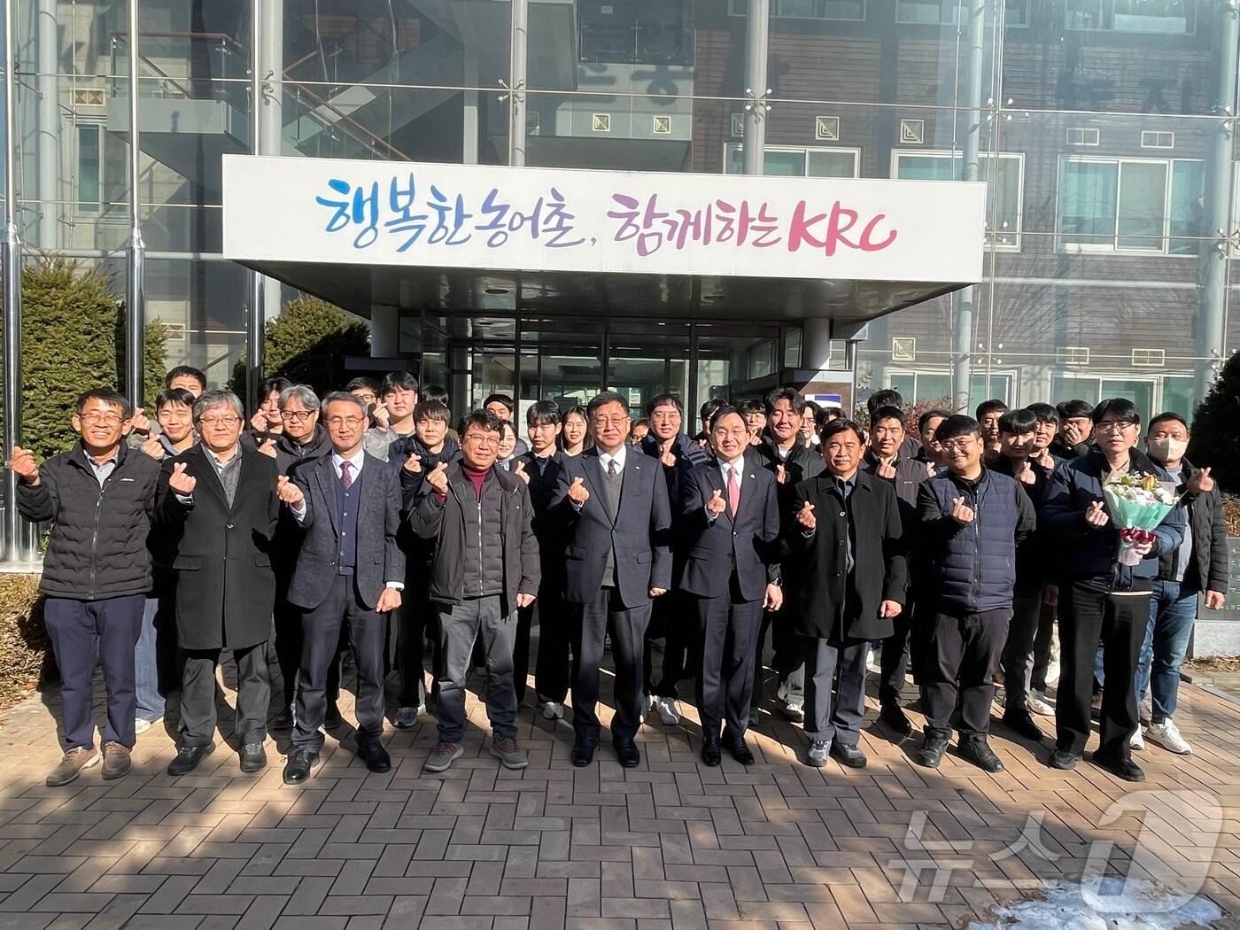 본문 이미지 - 2일 한국농어촌공사 무진장지사가 대강당에서 시무식과 이양희 지사장 취임식을 갖고 직원들과 새해 신년하례를 가졌다.(지사제공)2025.1.2/뉴스1