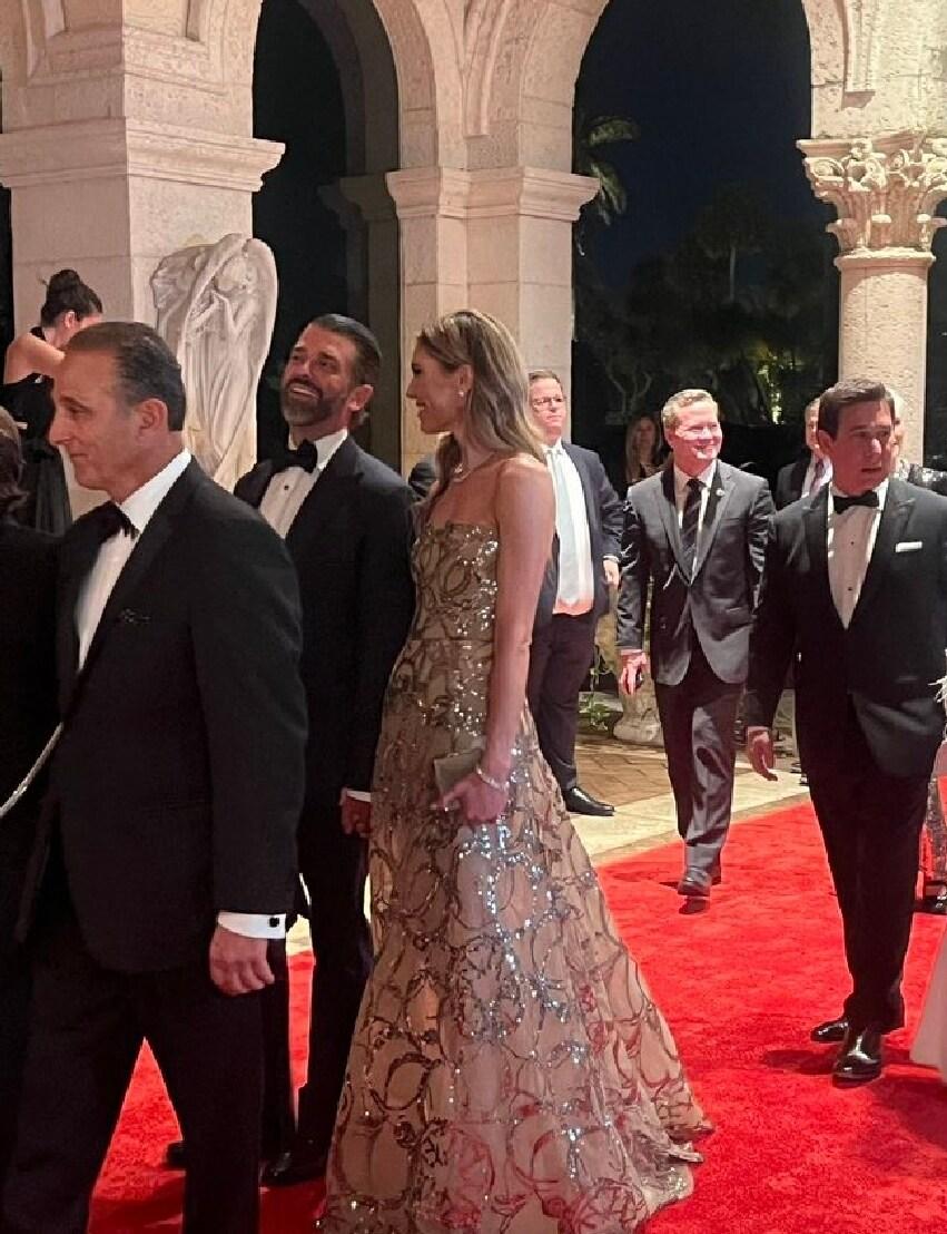 본문 이미지 - 2024년 12월 31일&#40;현지시간&#41; 도널드 트럼프 미국 대통령 당선인이 플로리다주 팜비치의 개인 리조트 마러라고에서 연 새해 전야 파티에 그의 장남 도널드 트럼프 주니어가 새 애인 베티나 앤더슨과 함께 입장하고 있다. &#40;엑스&#40;X·옛 트위터&#41; 갈무리&#41; 2024.12.31/뉴스1