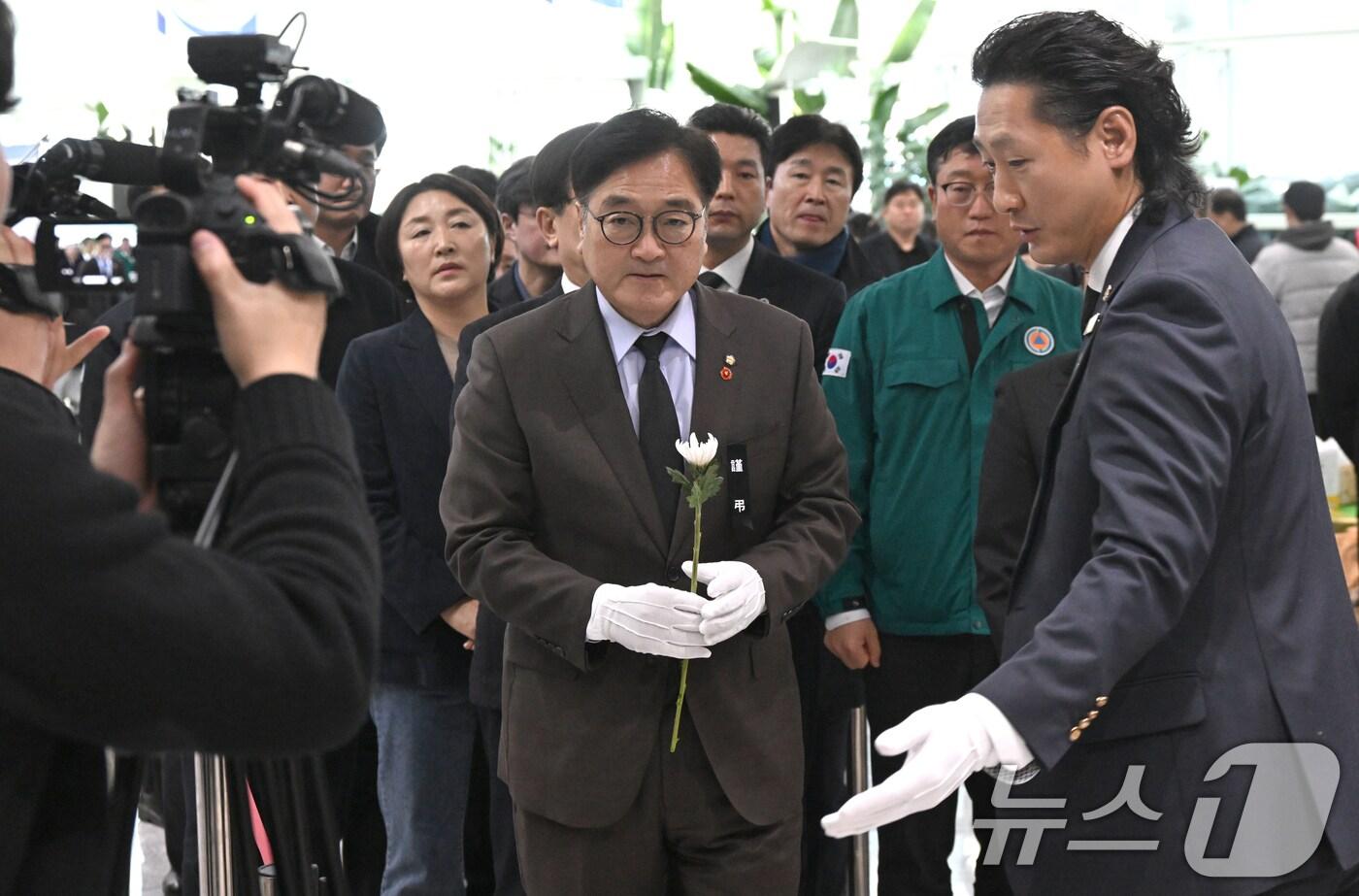 본문 이미지 - 우원식 국회의장이 2일 전남 무안군 무안국제공항에 마련된 제주항공 여객기 참사 희생자 합동분향소를 찾아 조문하고 있다. (공동취재) 2025.1.2/뉴스1 ⓒ News1 오대일 기자