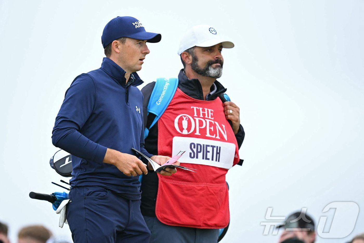 조던 스피스(왼쪽)와 그의 전담 캐디 마이클 그렐러. ⓒ AFP=뉴스1