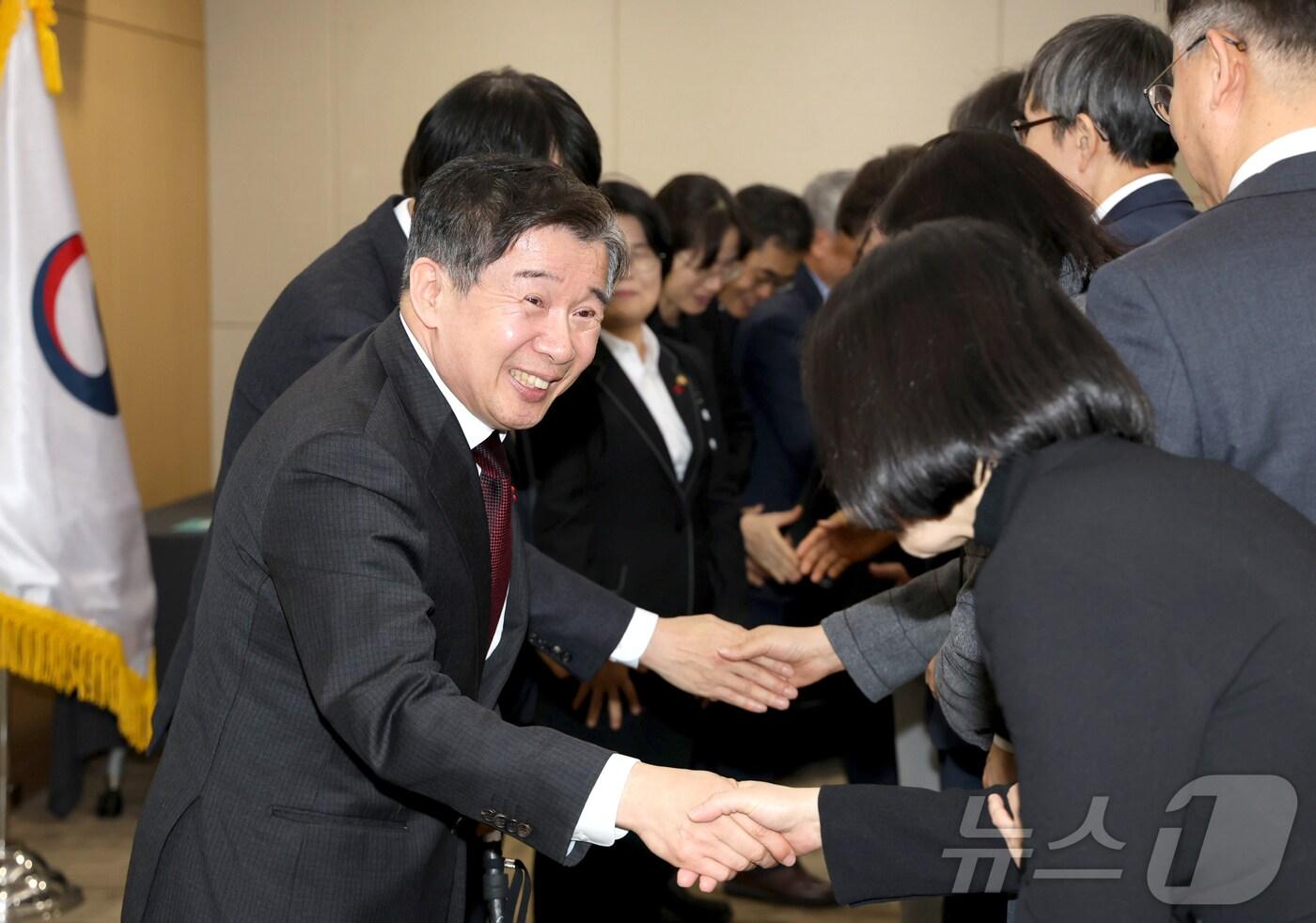 본문 이미지 - 유철환 국민권익위원회 위원장이 2일 세종시 정부세종청사에서 열린 시무식에서 직원들과 인사를 나누고 있다. (국민권익위원회 제공) 2025.1.2/뉴스1