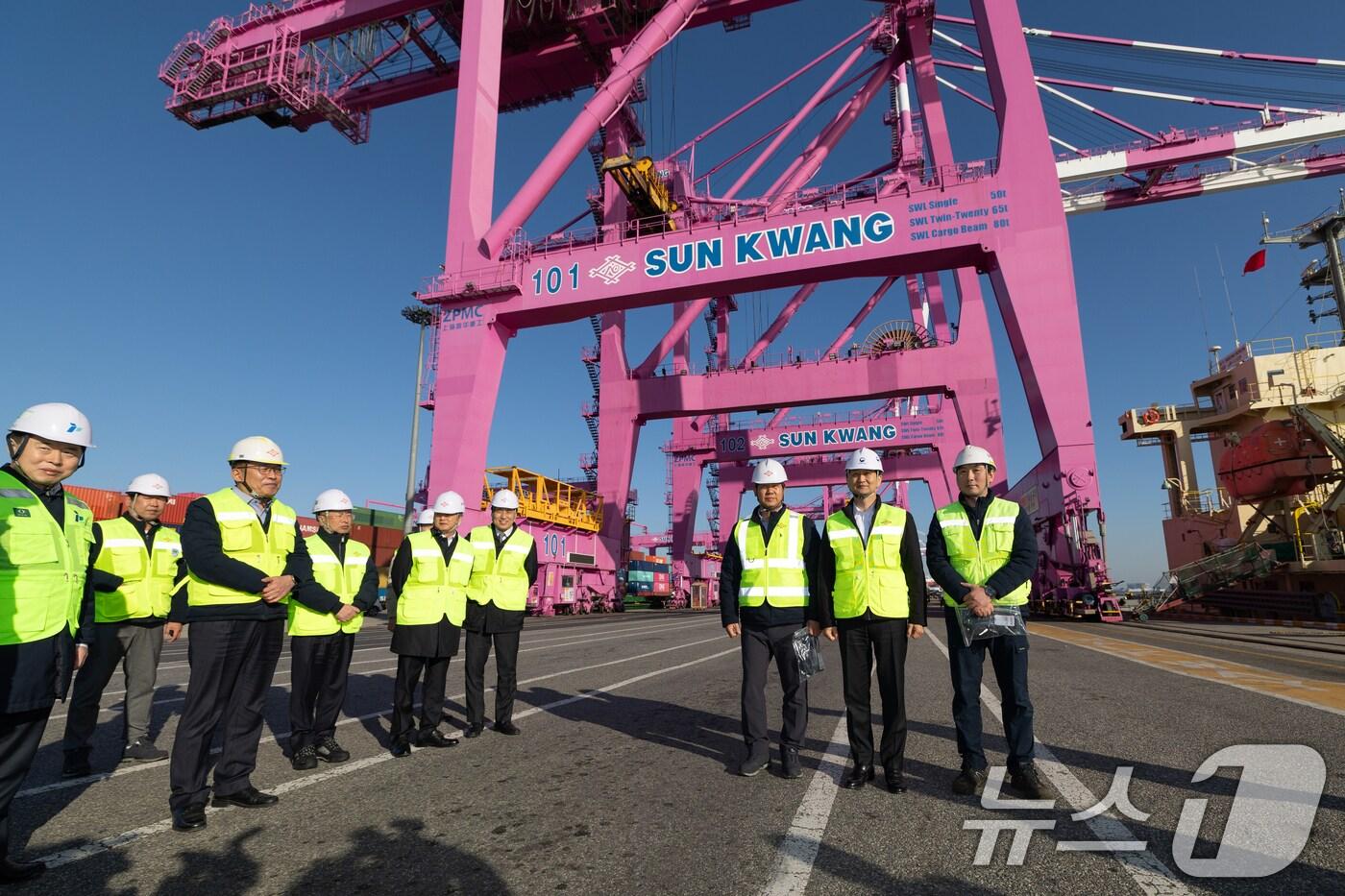 안덕근 산업통상자원부 장관이 지난 2일 오후 인천 신항 하역장에서 현장 관계자들과 기념촬영하고 있다. 한편 산업통상자원부가 발표한 12월 및 연간 수칠입 동향에 따르면 지난해 수출은 1년 전보다 8.2% 증가한 6,838억 달러를 기록해 역대 기록을 2년 만에 경신했다. 이에 따라 2년 연속 적자를 기록하던 무역수지도 흑자 전환에 성공했다. 2025.1.2/뉴스1 ⓒ News1 이승배 기자