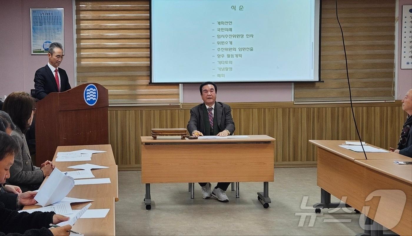 본문 이미지 - 김석조 전 부산시의회 의장이 2일 부산교총회관에서 열린 '미래를 여는 교육감 단일화 추진위원회'의 위원장으로 선임된 후 인사말을 하고 있다.2025.01.02/ 뉴스1 ⓒ News1 조아서 기자