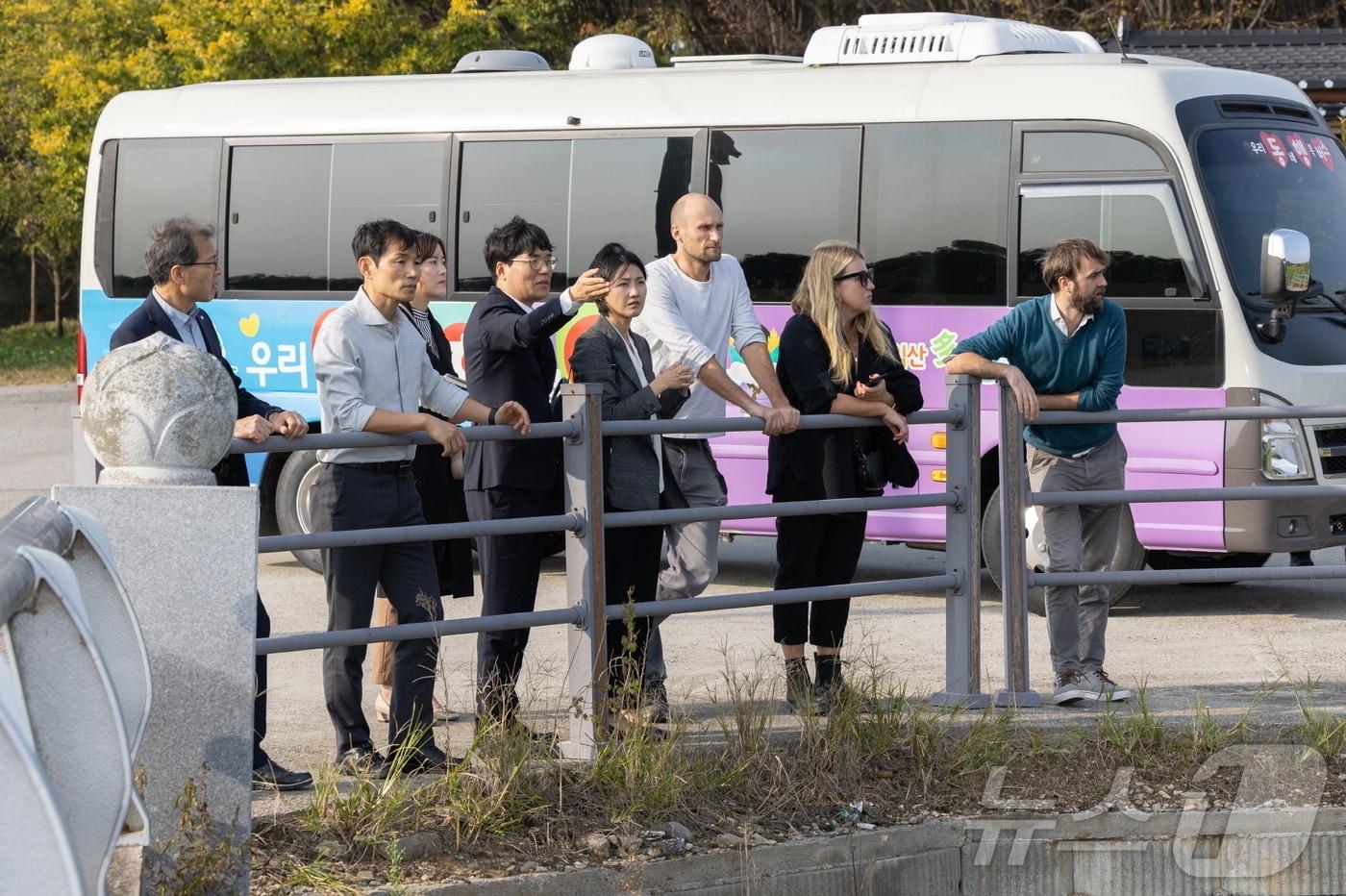지난해 11월 전북 익산시를 찾아 왕궁면 현장 답사를 하고 있는 영국 에덴 프로젝트팀&#40;익산시 제공&#41; 2025.1.2/뉴스1