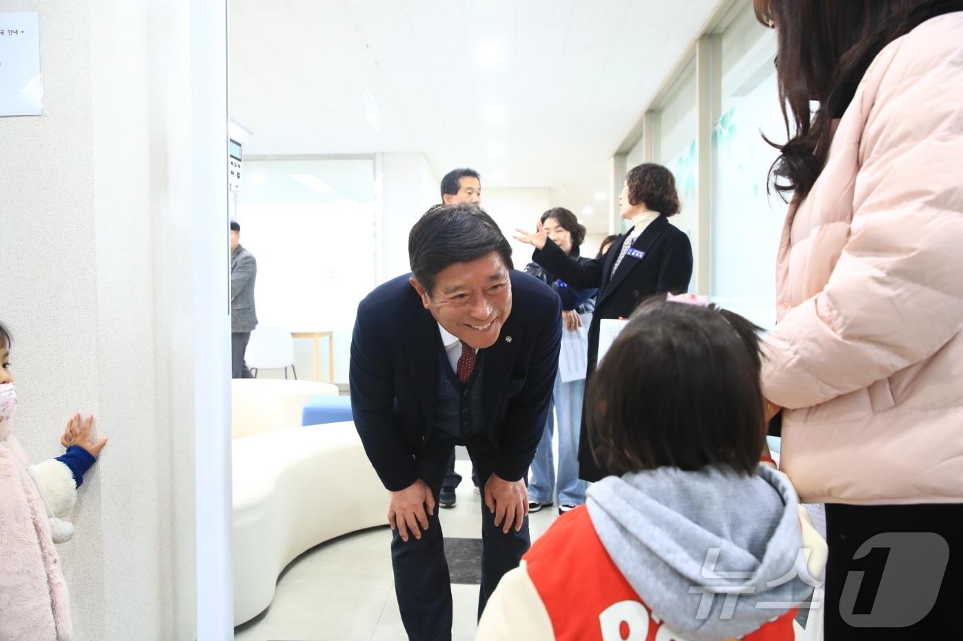 본문 이미지 - 조상래 곡성군수가 소아과를 찾은 어린이와 반갑게 인사를 나누고 있다(곡성군 제공)2025.1.2/