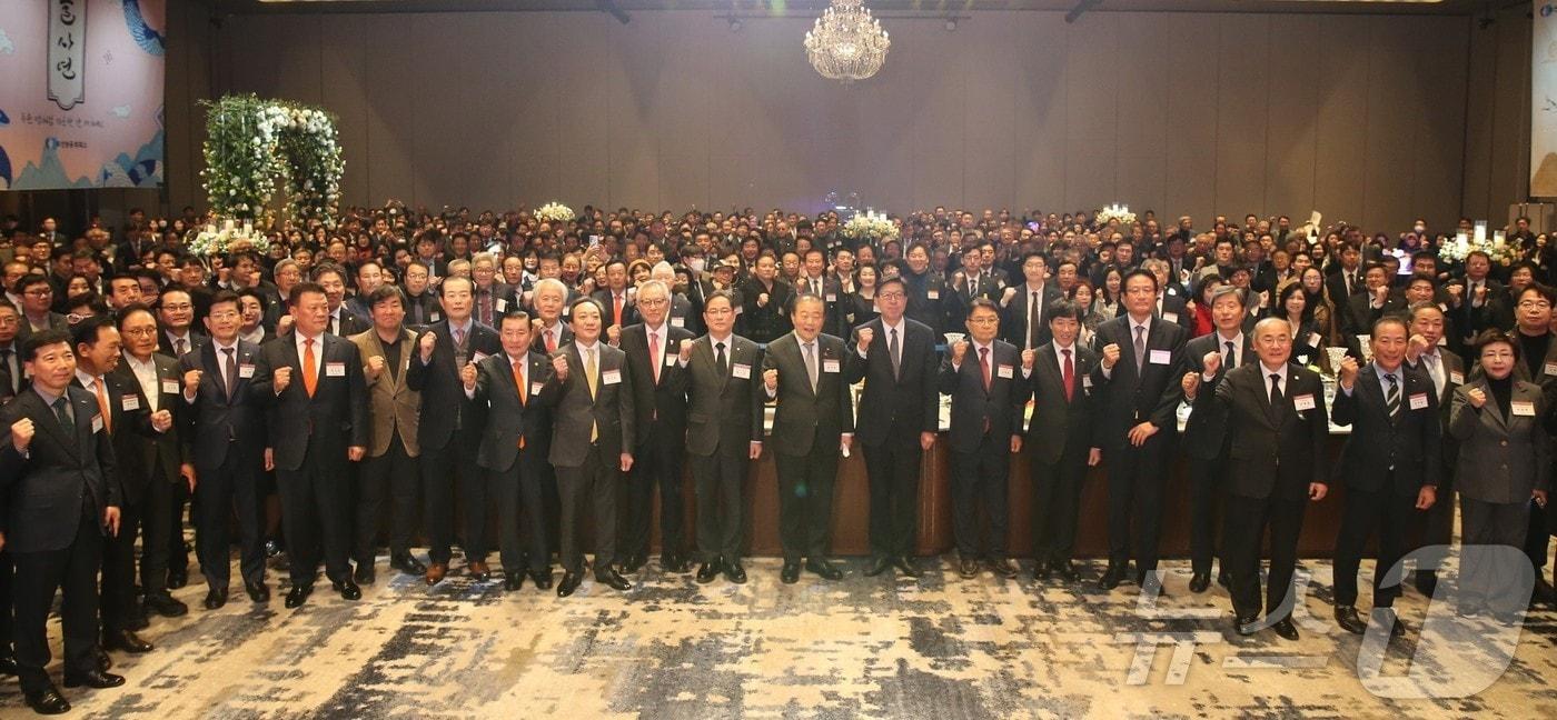본문 이미지 - 부산상공회의소는 2일 오후 부산롯데호텔 크리스탈볼룸에서 '2025년 신년인사회'를 개최했다.(부산상의 제공)
