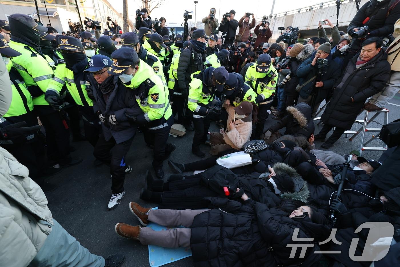 2일 서울 용산구 윤석열 대통령 관저 입구 앞에서 경찰 병력이 농성중이던 보수단체 회원 및 윤 대통령 지지자들을 강제해산시키고 있다. 공수처는 '12·3 비상계엄 사태'로 내란 혐의를 받는 윤석열 대통령 체포영장을 유효기간인 6일 이내에 집행하겠다고 밝혔다. 2025.1.2/뉴스1 ⓒ News1 박세연 기자