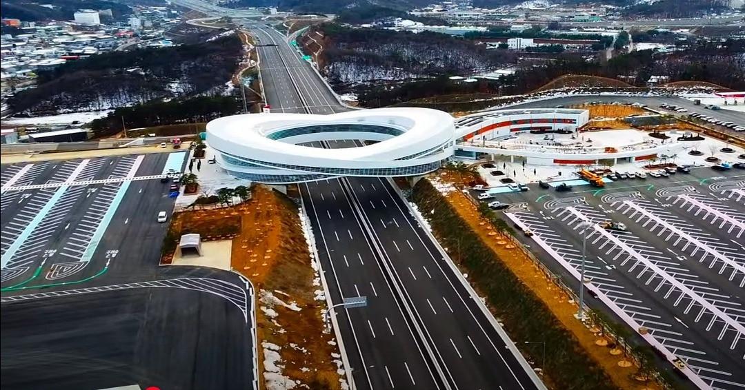 본문 이미지 - 지난 1일 문을 연 처인휴게소 모습.(계룡그룹 KR산업 제공)