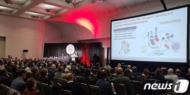 본문 이미지 - 한미약품 미국 파트너사 앱토즈 관계자 나발 G. 데버 MD 앤더슨 암센터 교수가 급성골수성백혈병(AML) 신약 후보물질 '투스페티닙' 임상 데이터를 발표하고 있다.(한미약품 제공)/뉴스1