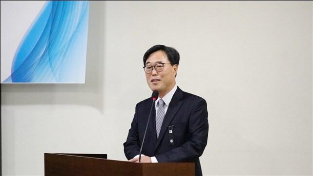 본문 이미지 - 김기식 신임 국회미래연구원 원장이 2일 이날 국회 의원회관에서 열린 취임식에서 발언하고 있다(국회미래연구원 제공).