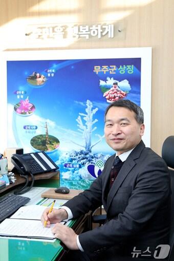 본문 이미지 - 2일자로 부임한 최정일 무주부군수(무주군 제공) 2025.1.2/뉴스1