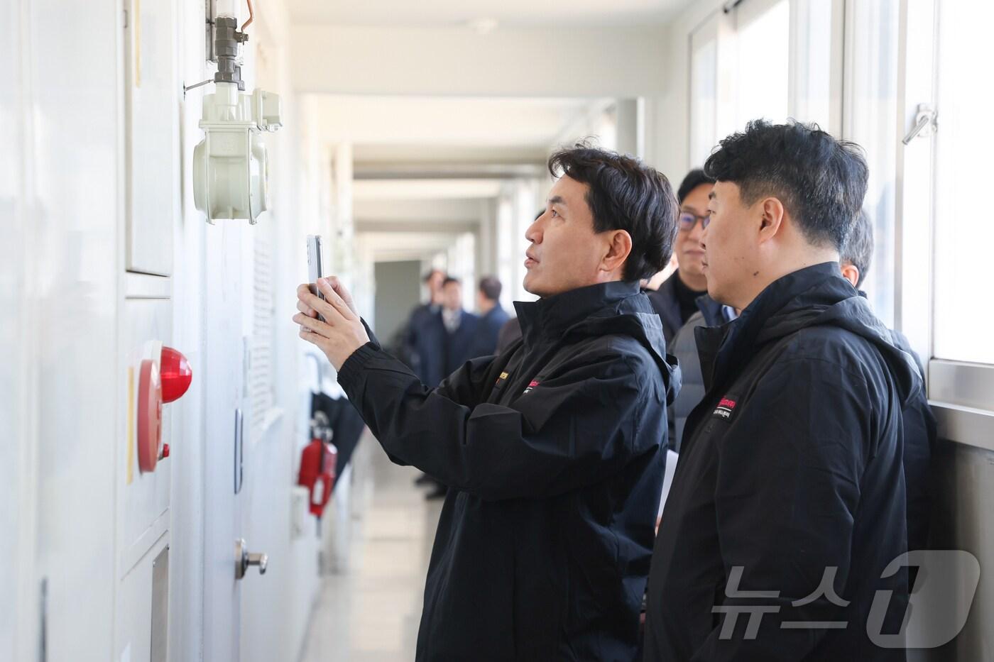 본문 이미지 - 김진태 강원도지사가 2일 춘천지역에서 올해 첫 ‘도민 속으로’의 일환으로 일일 가스 검침원으로 활동했다. 그는 이 자리에서 검침원들을 격려하고, 도시가스 안전 및 요금 체계에 대한 도민의 의견을 직접 청취했다.(강원도 제공) 2025.1.2/뉴스1