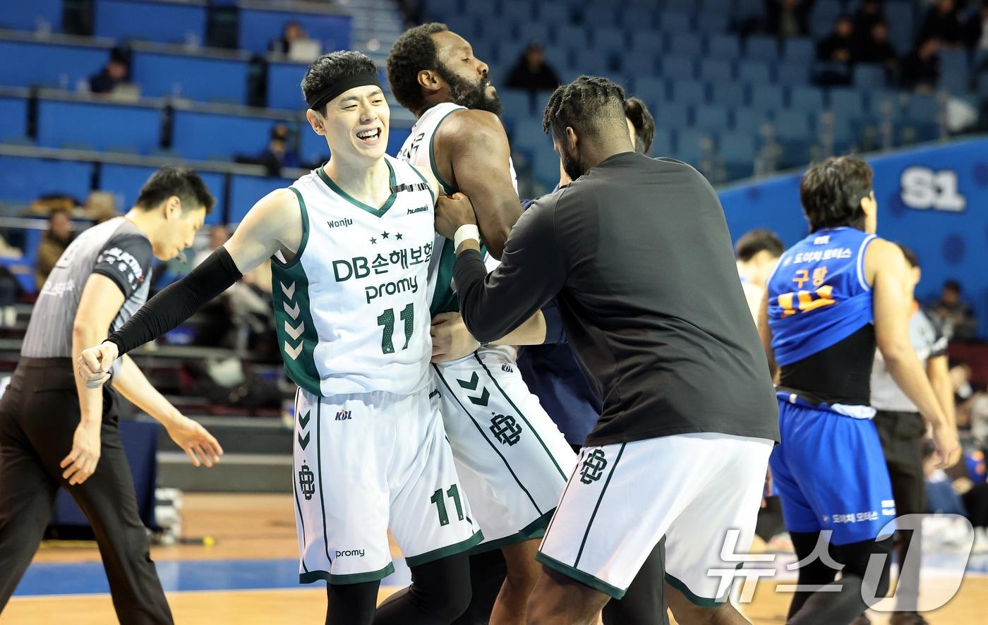 2일 오후 서울 송파구 잠실 실내체육관에서 열린 KCC 프로농구 2024-2025 KBL 서울 삼성과 원주 DB의 경기에서 80대79 한 점차 역전 승리를 거둔 DB 오누아쿠를 비롯한 선수들이 기쁨을 함께 나누고 있다. 2025.1.2/뉴스1 ⓒ News1 이동해 기자