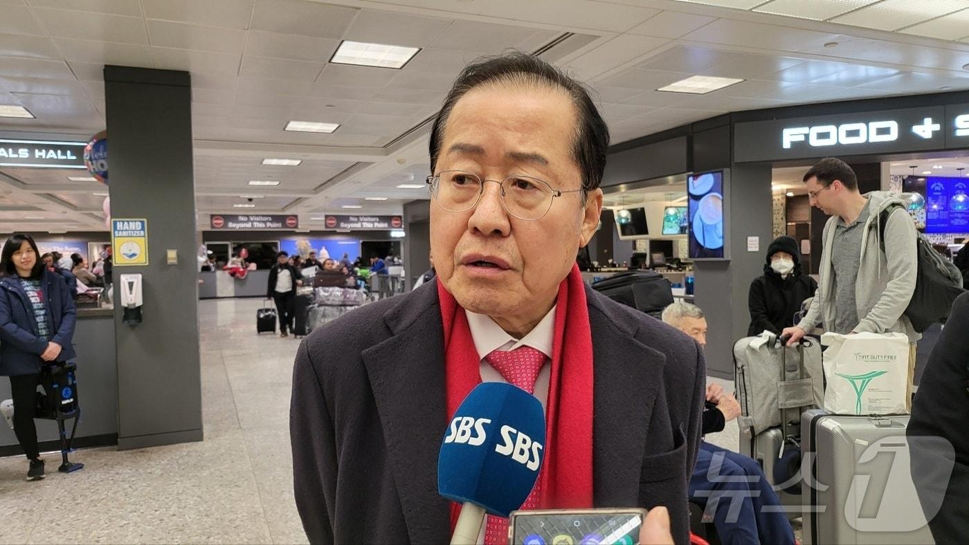 홍준표 대구시장이 19일(현지시간) 미국 워싱턴DC 인근 덜레스 공항에서 취재진과 만나 도널드 트럼프 대통령 당선인 취임식 참석 취지에 대해 설명하고 있다. ⓒ News1 류정민 특파원