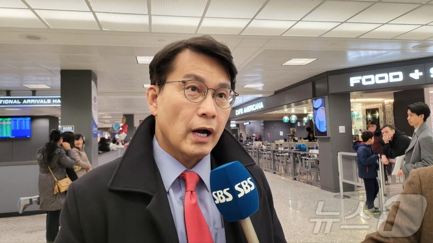 윤상현 국민의힘 의원이 19일&#40;현지시간&#41; 미국 워싱턴DC 인근 덜레스 국제공항을 통해 입국하며 최근 탄핵 정국과 관련, &#34;탄핵세력의 실상을 미 조야에 알리겠다＂라고 말하고 있다. ⓒ News1 류정민 특파원