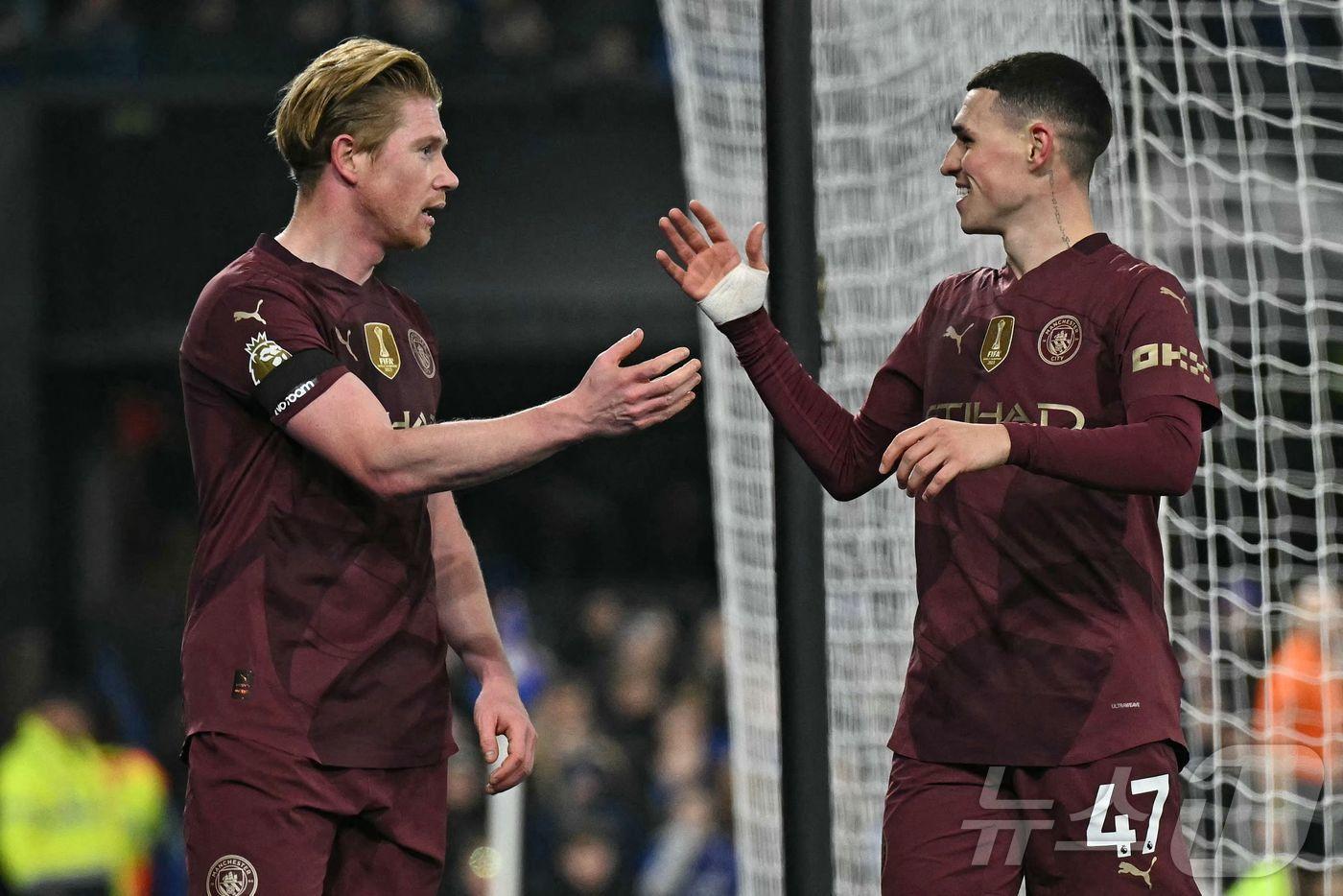 맨체스터 시티의 케빈 더브라위너(왼쪽)와 필 포든이 20일(한국시간) 열린 2024-25 EPL 맨체스터 시티-입스위치전에서 팀의 6-0 대승을 이끌었다. ⓒ AFP=뉴스1