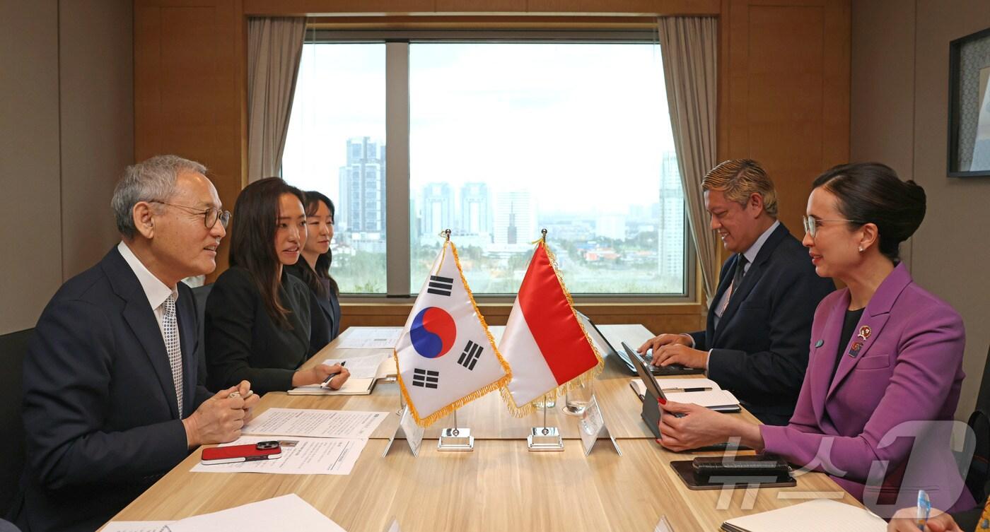 유인촌 문화체육관광부 장관이 18일(현지시간) 아세안+3 관광장관회의 참석차 말레이시아 조호르바루를 방문해 더블트리 바이 힐튼 조호르바루에서 위디얀티 푸트리 와르다나 인도네시아 관광부 장관과 회담을 하고 있다.(문체부 제공)